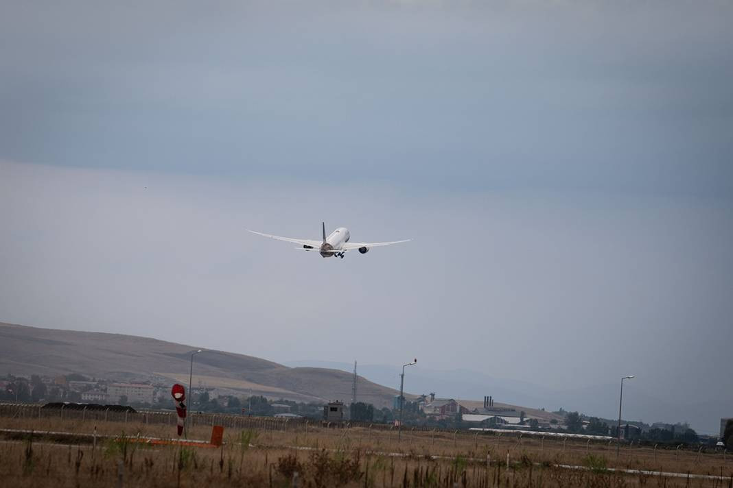 Erzurum’da zorunlu iniş yapan uçak, Hindistan’a döndü - Resim: 25